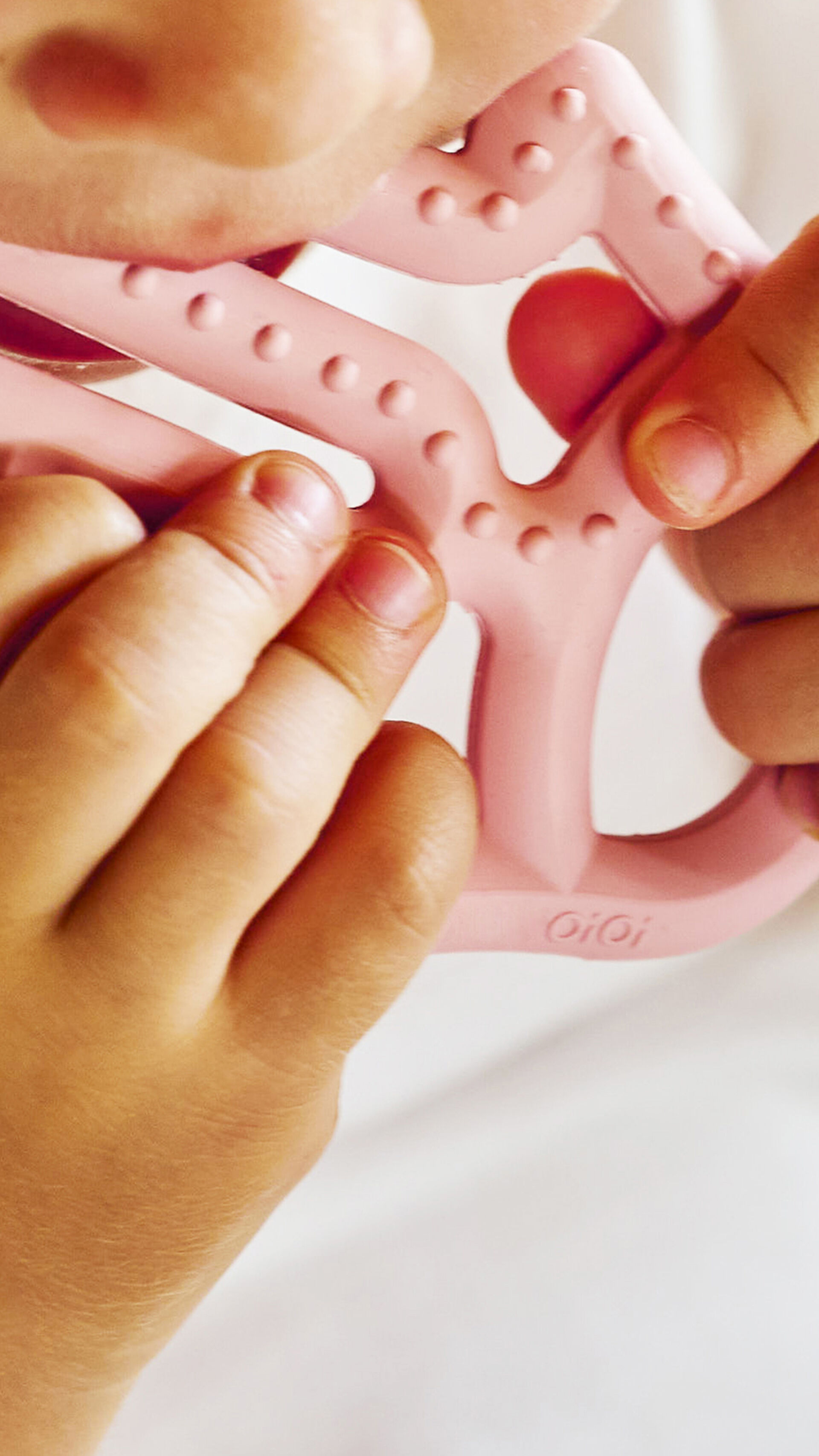 Resim OIOI Diş Kaşıyıcı Annenin Eli Pinky Pink